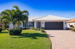 Bayside Beach House with Pool, Spa and Boat Dock - Image 2