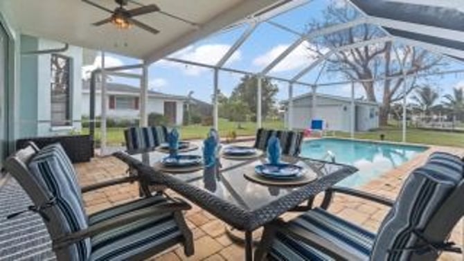 Screened Lanai Dining & Pool Views